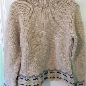 Comfy sweater with zipper and Aztec design